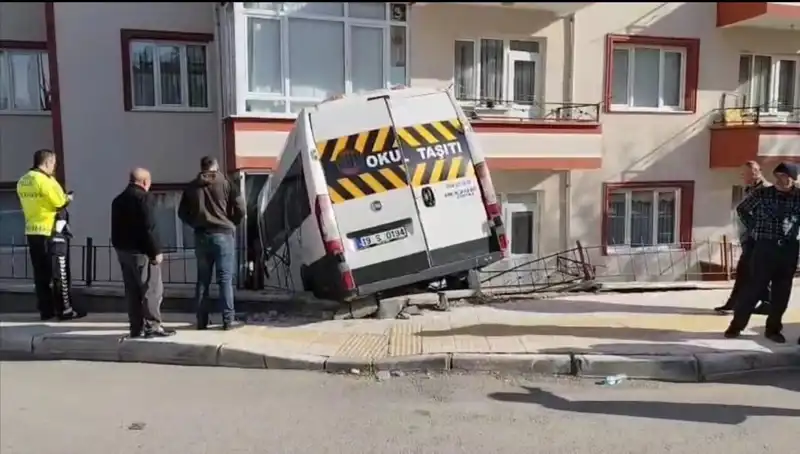 Öğrenci Servisi Balkona Girdi: İki Çocuk Yaralandı
