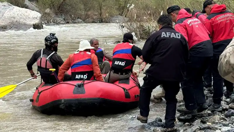 Zap Suyu Kenarında Mahsur Kalan 4 Kişinin Kurtuluş Hikayesi