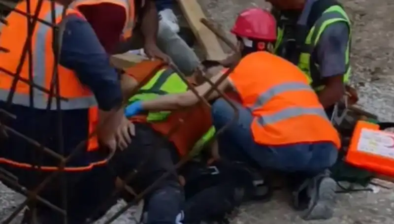 Adana'da İnşaat Kazası: İki İşçi Yaralandı, Durumu Ciddiyetini Koruyor!
