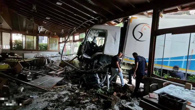 Freni Boşalan Kamyon, Restoranın İçine Dalınca Panik Anları Yaşandı!