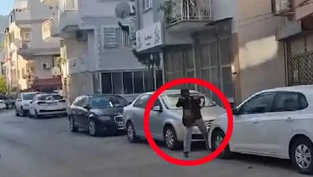 İzmir'de Korku Dolu Anlar: Saldırganla Çatışma Kameralara Yansıdı