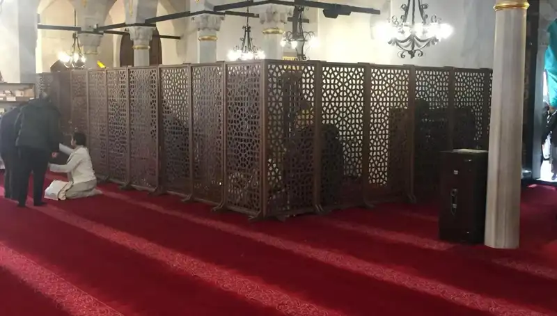 Teravih Namazında Kadın-Erkek Yan Yana Oturma İddiası Üzerine Detaylı İnceleme