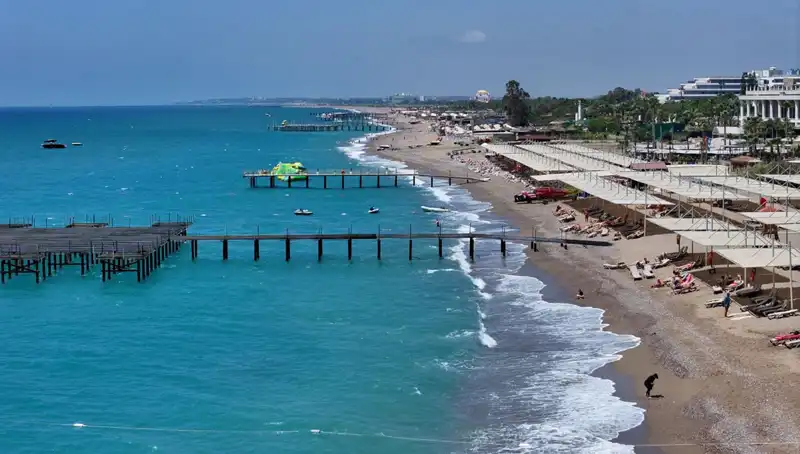 Antalya’nın Sahilleri: Güneşli Hava ile Yaz Tutkusu Devam Ediyor