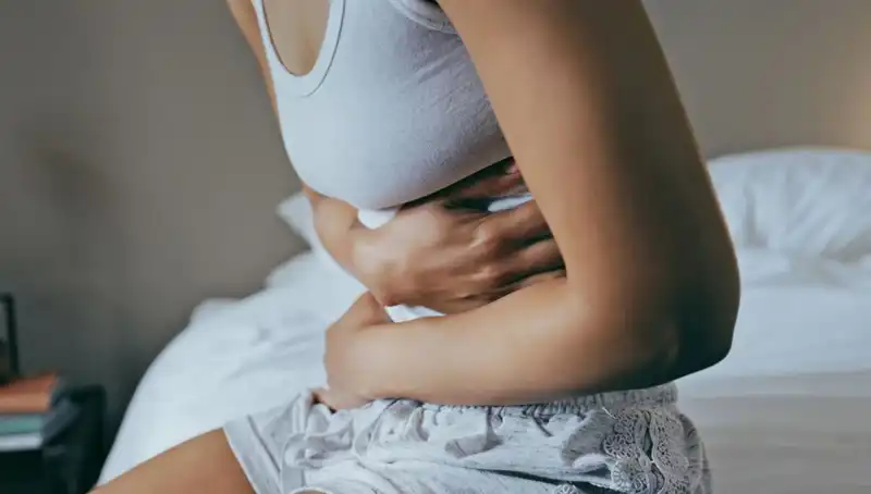22 Yaşındaki Genç, Görmezden Geldiği Belirtilerle Bağırsak Kanserine Yakalandı