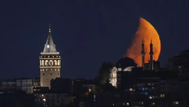 İstanbul'da Yarım Ayın Büyüleyici Güzelliği Doğa Tutkunlarını Kendine Çekti