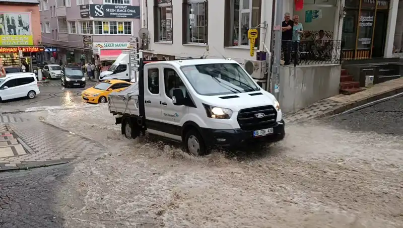 Şiddetli Sağanak Yağışlar: 10 Dakikada Şehirde Su Baskınları Korkusu!