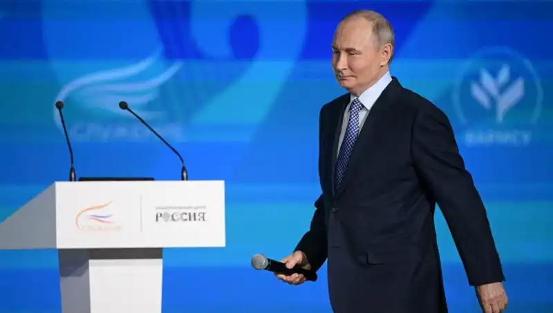 Rusya'nın Tartışmalı "Yabancı Ajan" Yasası: Putin İmzayı Attı