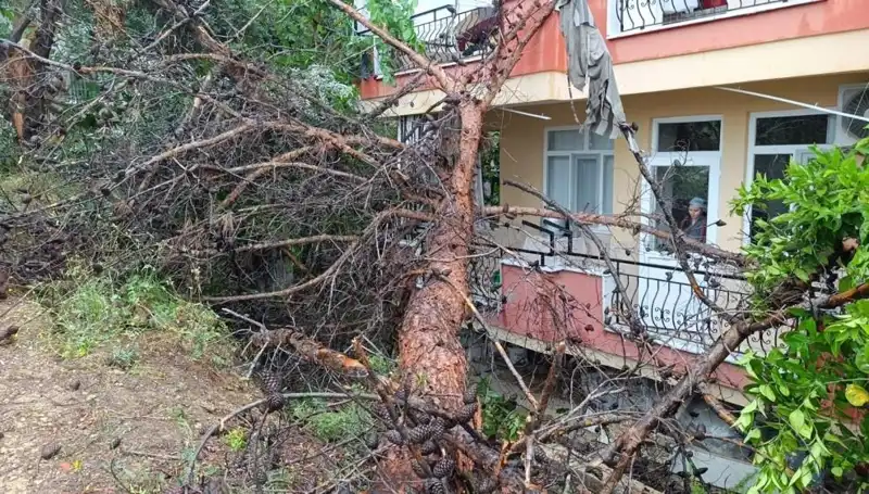 İki Günü Kapan Yağmur, Bina Çökmekte Direnmiyor!