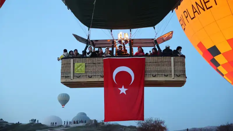 Kapadokya Gökyüzünde Türk Bayraklarıyla Dolu Renkli Balonlar Uçtu!