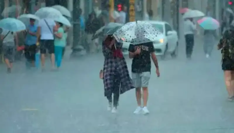 İstanbul'da Karşılaşılan Şiddetli Hava Koşulları, Yangın Bölgelerini Tehdit Ediyor
