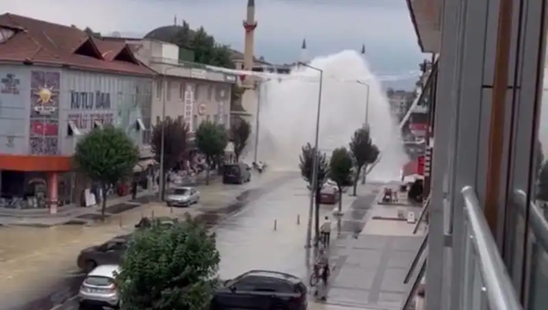İçme Suyu Hattı Patladı, Şehirde Fışkıran Su Panik Yarattı