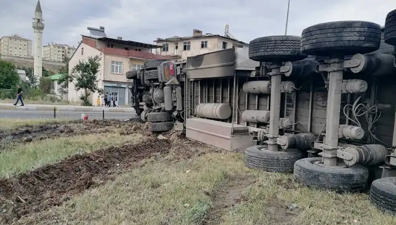 Freni Boşalan TIR Erzurum’da Korkunç Kazaya Neden Oldu, Olayın Ayrıntıları Şok Ediyor