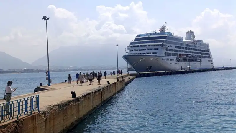 ABD'li Turistlerin Alanya Ziyareti: Kruvaziyerle Gelenler Coşku Dolu Anlar Yaşadı