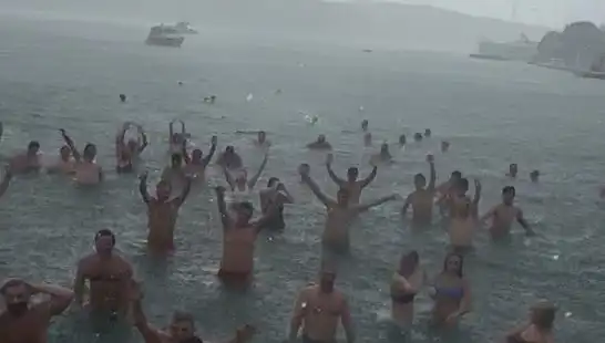İstanbul'da Yağmura Rağmen Denize Giren Bebek Sakinleri Şaşırttı