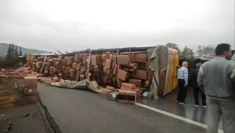 TEM Otoyolu'nda Devrilen TIR Trafiği Felç Etti: Ankara Yolu Kapandı