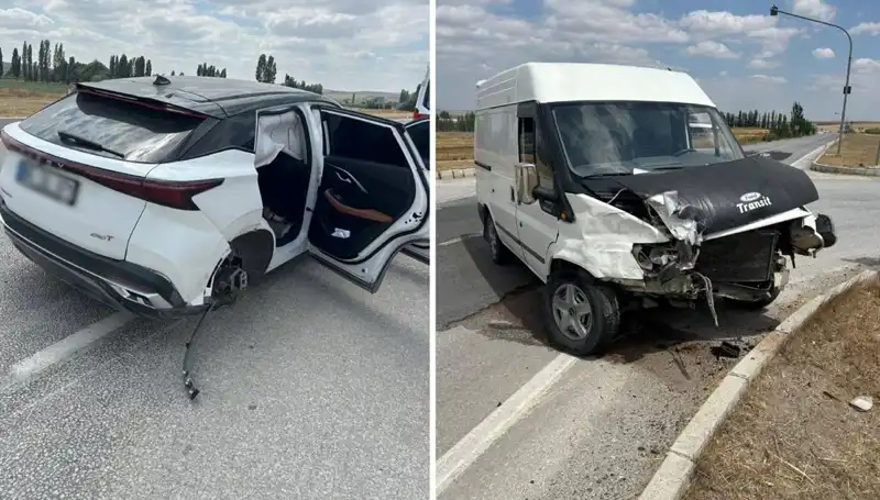 Çorum'da Şok Kaza: İki Araç Kafa Kafaya Çarpıştı!