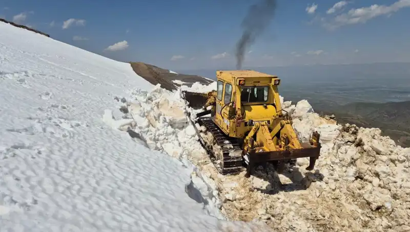 Nisan Ayında 2 Metreyi Aşan Karlarda Üstün Yol Açma Çalışmaları