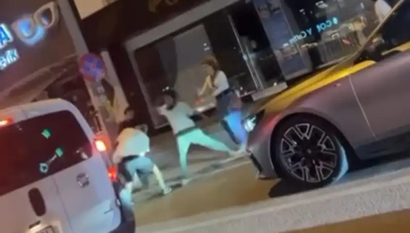 Cadde Boks Ringine Döndü: Şehirdeki Yumruklar Yaz Mevsiminde Havada Uçuştu!