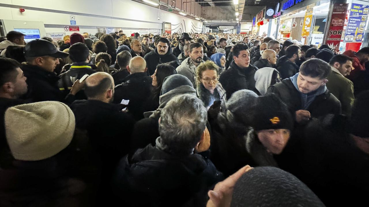 İstanbul'da Kar Yağışı Sonbaharın Gelmesiyle Hayatı Olumsuz Etkiliyor