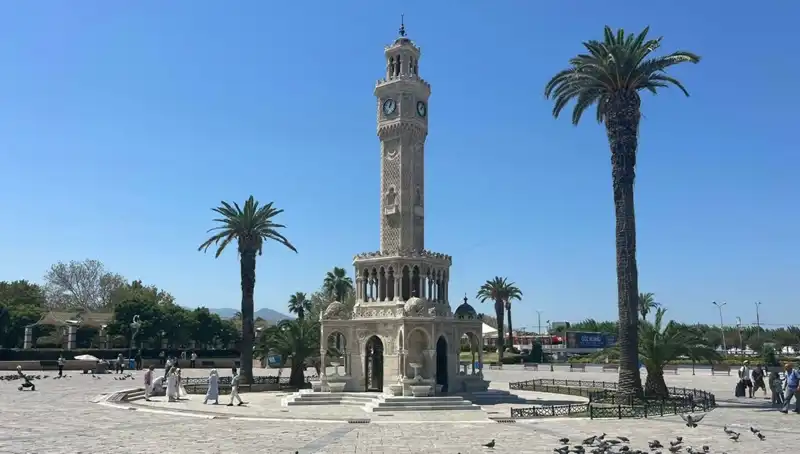 İzmir’de Dikkat Çeken Sıcaklık Rekorları: Meydanlar Boş Kaldı