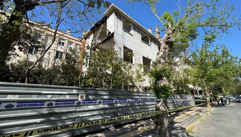 Bakırköy'de Deprem Alarmı: Metruk Bina Kısmen Çöktü, Uzmanlar Uyarıyor!