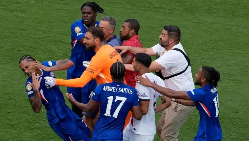 Futbol Dünyasını Sarsan Olay: Dev Finalde Yumruklu Kavga!
