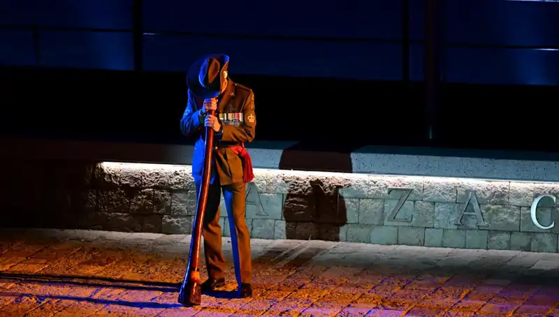Anzak Koyu'nda Duygusal Şafak Ayini: Anma Töreninin Önemi