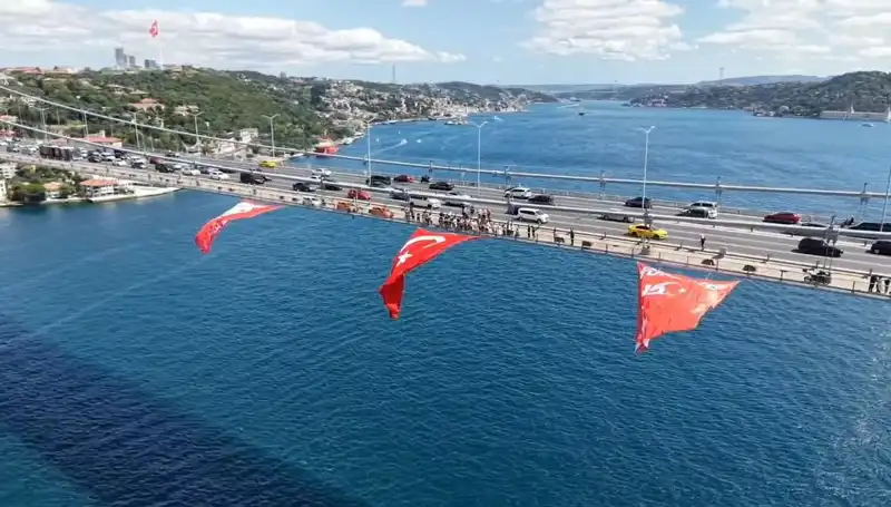 Dev Türk Bayrağı İle Köprü Görsel Şölene Dönüştürüldü