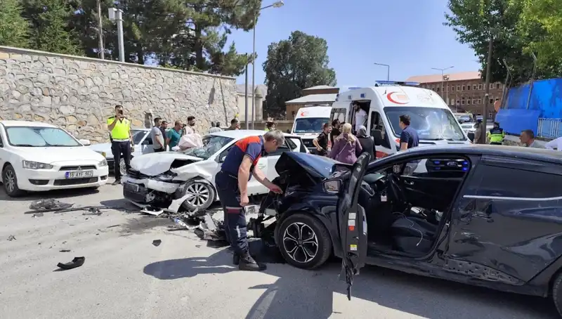 Bitlis’te Trafik Kazası: Otomobiller Çarpıştı, 10 Kişi Yaralandı