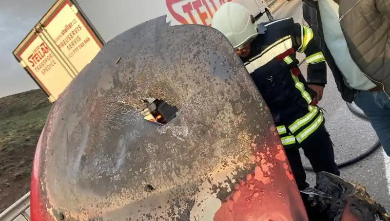 Seyir Halindeki Otomobilin Yangını, Sürücü ve Yolcuları Korkuttu