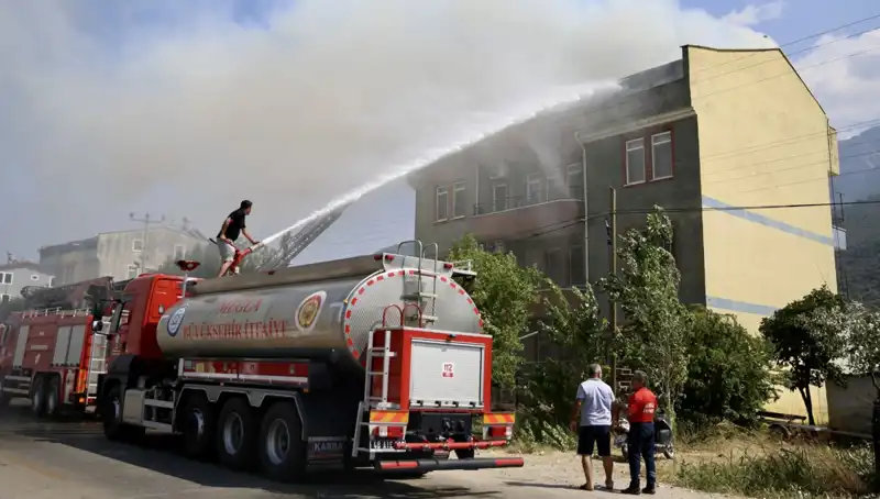 Çatı Katında Patlayan Yangın, Tüm Mahalleyi Telaşlandırdı