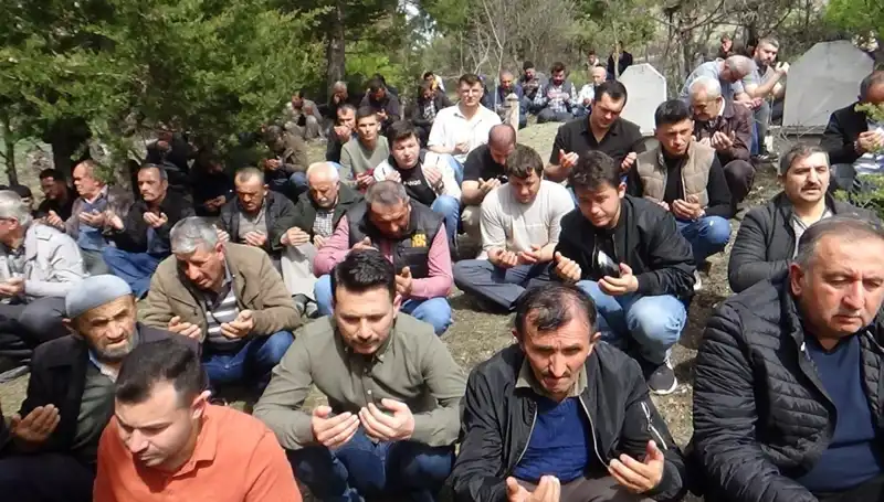 Bir Köy, Sevgili Öğretmenini Gözyaşlarıyla Uğurladı: Duygusal Veda Töreni