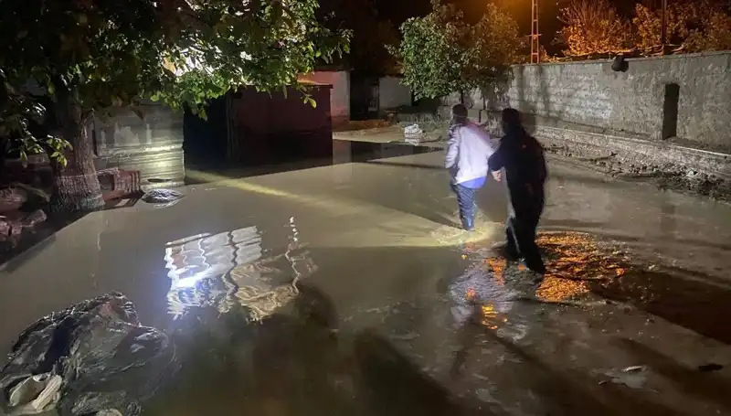Kısa Süreli Yağış Büyük Felakete Yol Açtı, 1 Ev Çöktü!
