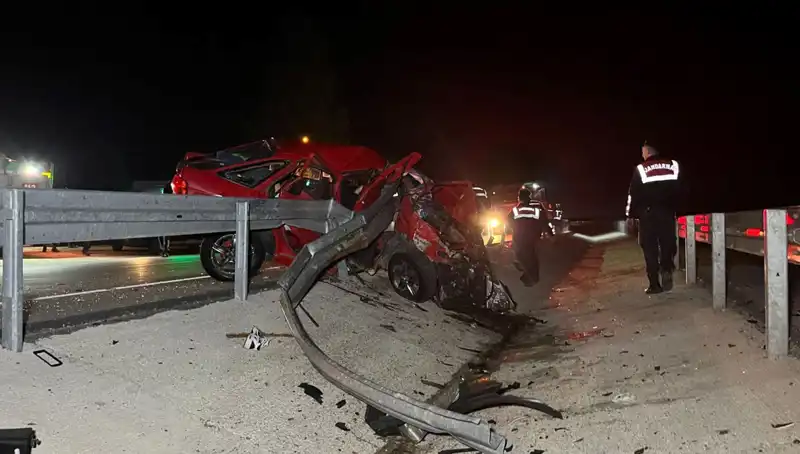 Bariyerlere Çarpan Otomobilin Feci Kazası: 2 Hayat Kaybı