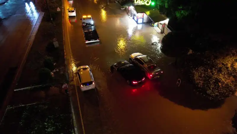Adana'da Dev Sağanak: Caddeler ve Sokaklar Adeta Göl Oldu