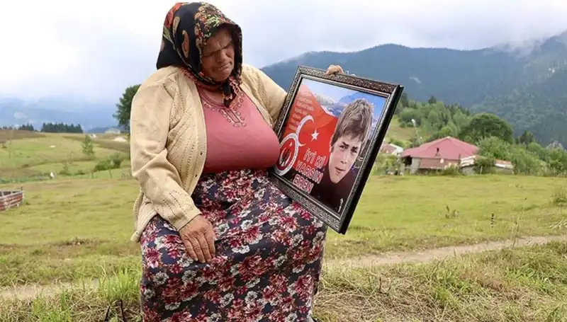 DEM Parti, Eren Bülbül'ün Anneliğini Unutmadı: Bayram Kutlaması Duygusal Anlara Sahne Oldu