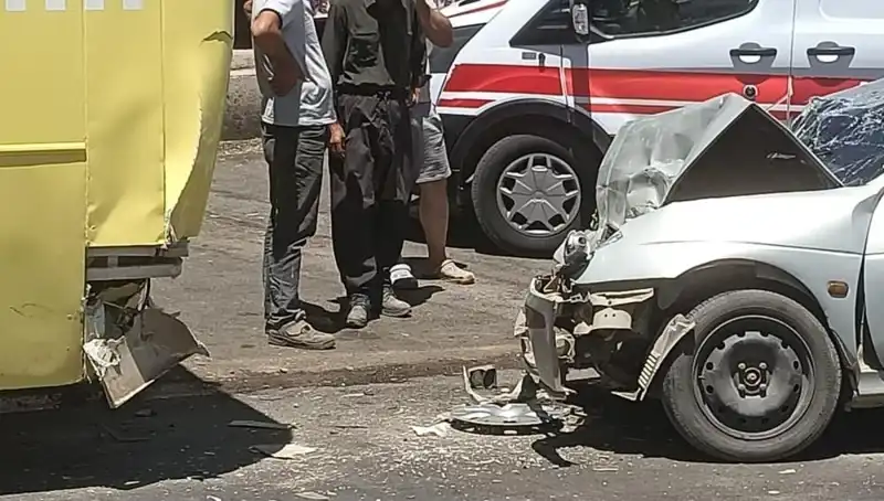 Gün Ortasında Korkutan Kaza: Halk Otobüsü ile Araç Çarpıştı