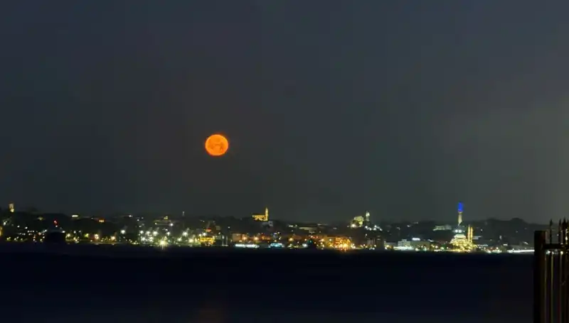Çilek Dolunayı İstanbul'da Göz Kamaştıran Manzaralar Yarattı