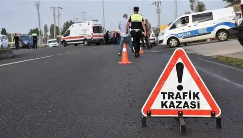Antalya’da Otomobil Kanalı Aştı: İki Kişi Yaralandı, Olayın Seyri Şok Etti
