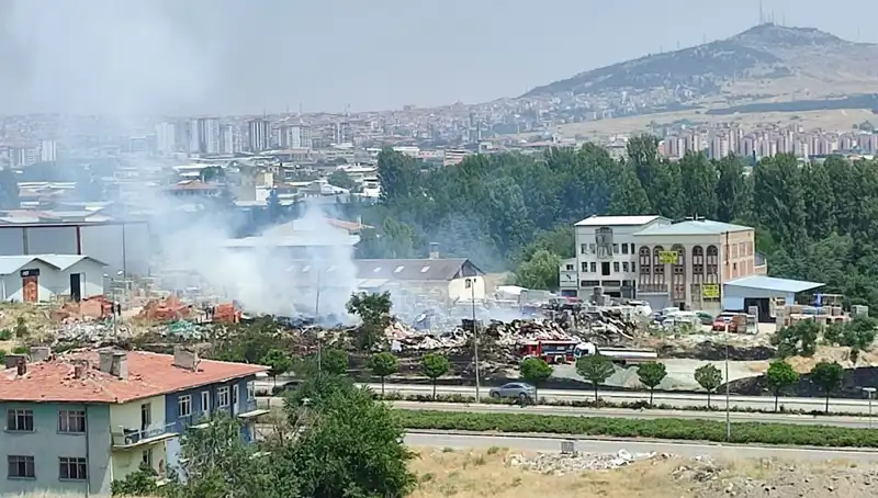Otluk Alanda Patlak Veren Yangın, Depoyu Kül Etti: Neler Yaşandı?