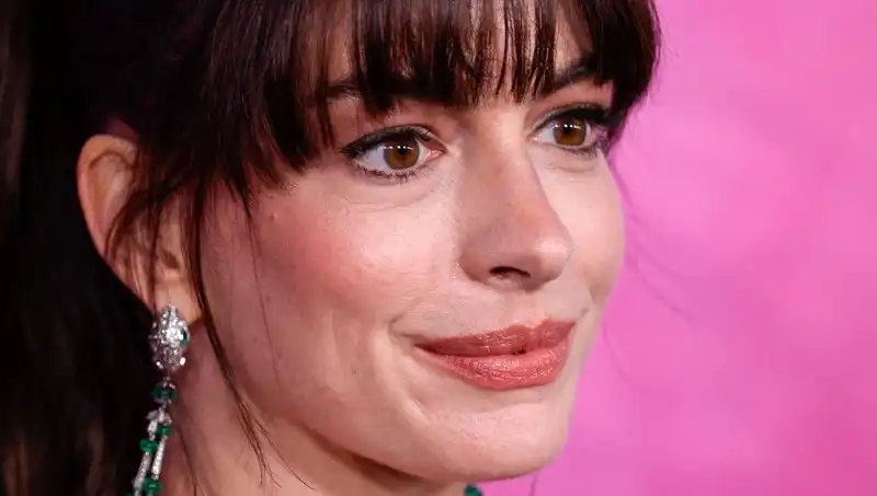 Hollywood’un Son Fenomeni: Yüzlere Ölü Deri Enjeksiyonu Nedir?