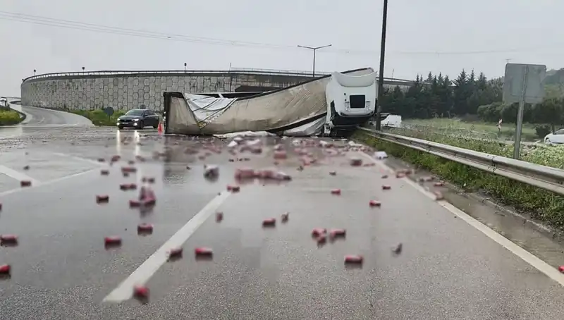 TIR Devrildi, İçkiler Yola Saçıldı: Olay Anında Neler Oldu?
