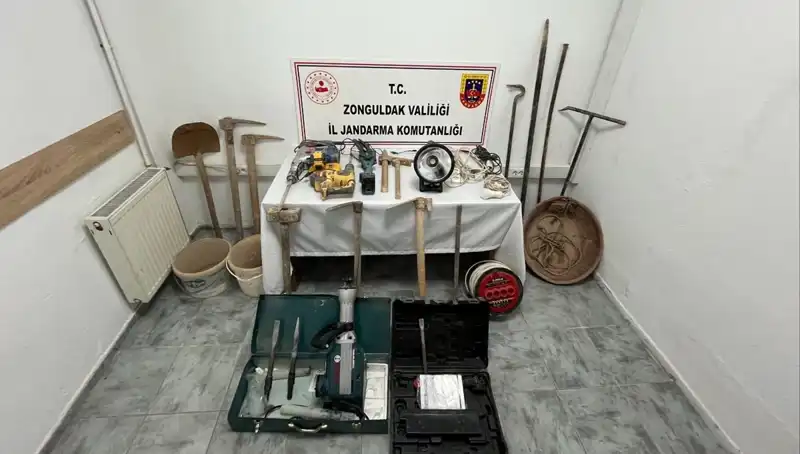 Çaycuma'da Kaçak Kazı Yapan 5 Kişi İş Başında Yakalandı
