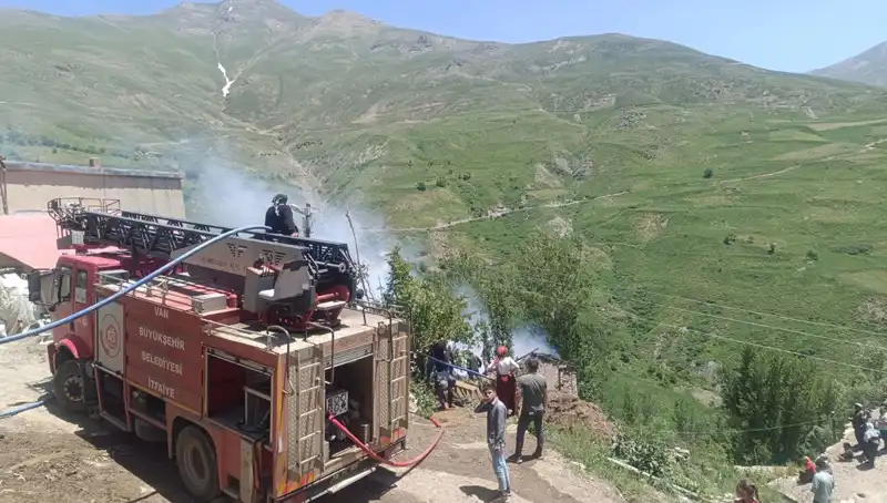 Van'daki Ev Yangını: Küçük Bir Çocuğun Hayatını Kaybetmesine Sebep Oldu