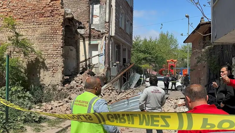 Fatih’te Şok Edici Deprem: Bir Bina Çöktü, Kurtarma Çalışmaları Başladı!