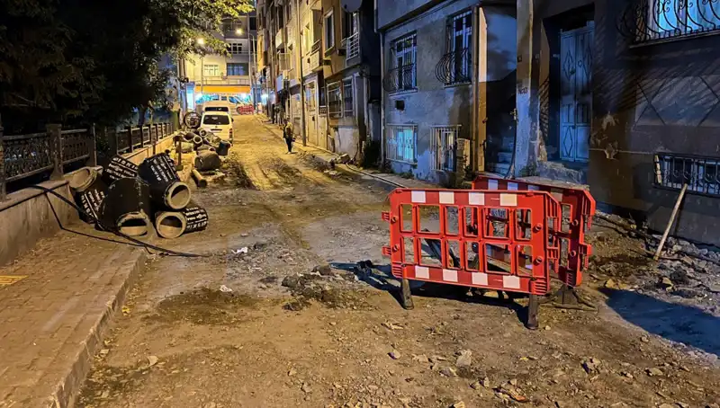 Bayrampaşa'da Altyapı Çalışmalarında Şok Patlama: Rögar Kapağı Havaya Fırladı!