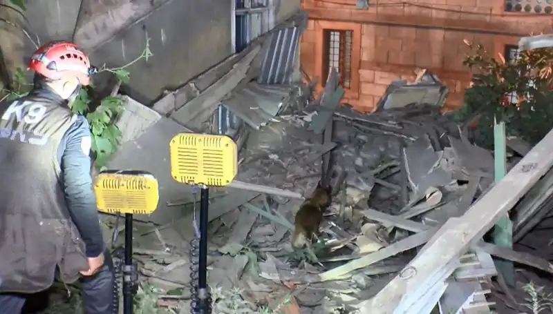 İstanbul'da Deprem Sonrası Hasar Gören Bina Çöktü: Korkutan Manzaralar