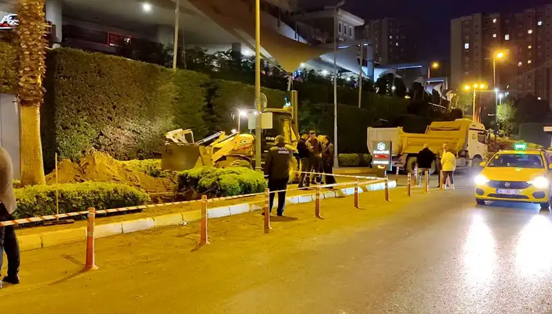 AVM Girişinde Doğalgaz Kaçağı: Alışveriş Severler Panik İçinde Sokaklara Döküldü